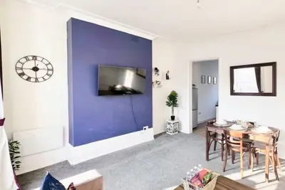 Image de Salle de bain privée séparée-Maison-de Luxe-Vue sur Rue
