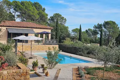 Image de Villa neuve, au calme, piscine chauffée, jacuzzi et terrain de pétanque.