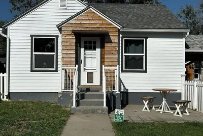 Image de This cozy house has been completely remodeled inside and features three bedrooms.