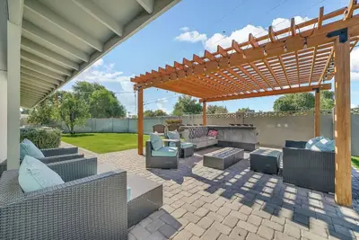 Image de Luxury meets Comfort- Open, Family, Pets - Arcadia best location - communitypool