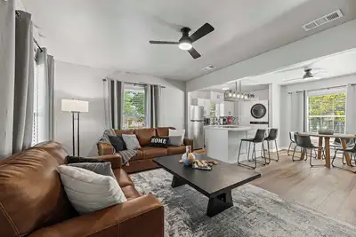 Image de Charming home with Outdoor Dining/ Bbq, Walk to At&T, Quick drive to Six Flags!