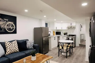 Image de The Alora Suite | Luxury 1 Bedroom Unit + Parking