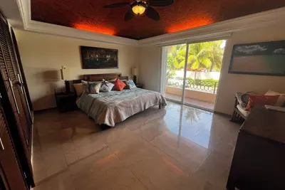 Image de Large Beach Front Apartment with Excellent Location