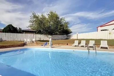 Image de Relaxing Decatur Getaway | Budget-friendly Room | Relaxing Outdoor Pool