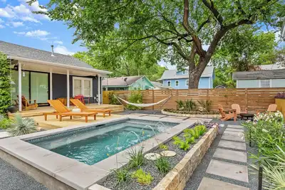 Image de 1930s East Austin Bungalow - Heated Pool - Dining