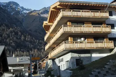 Image de stunning views of the Matterhorn and Zermatt village.
