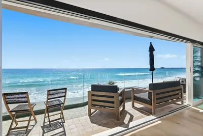 Image de Beachfront Boho Dream Penthouse. Walk 2 Everything! Newly designed Sleeps 10!