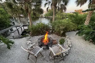 * Your Peaceful Waterfront Escape! *