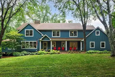 Image de Lake Minnetonka time! Fireplace, games, beach!