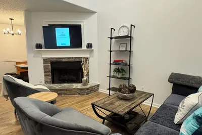 Image de Bright Spacious Renovated Home. Master on Main Floor.