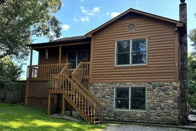 Image de Four bedroom log cabin, less than 5 miles to Lane Stadium!