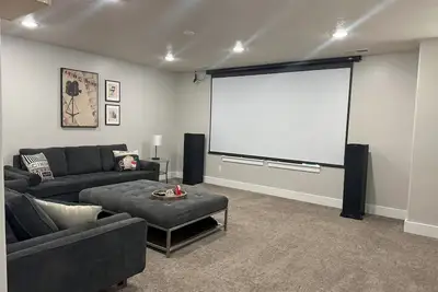 Image de Family-Friendly Stylish 5br w/ Theater & Hot Tub in Meridian Idaho