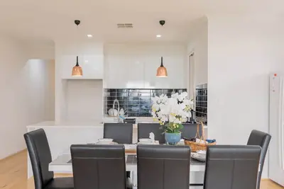 Image de Walk to Shops & Dining, 3 Baths, Sleeps 8, Ideal Location in Tranmere Adelaide.