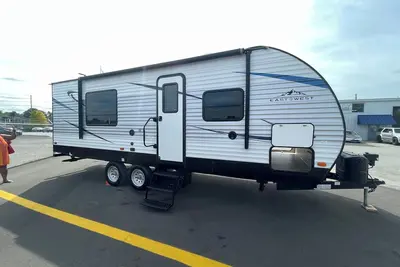 Image de 2019 East to West Della Terra 25 Foot Travel Trailer on a rural property