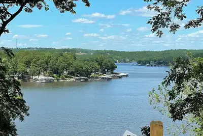 Image de Newly Remodeled 3-bedroom house with Amazing Views of the Lake!