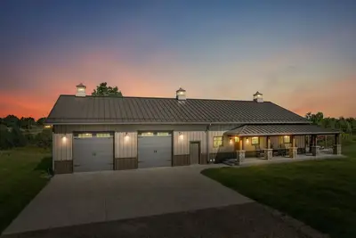 Image de Barn! Golf Sim/Theater, Bunk Slide, Mini Golf, Hot Tub, Saloon Bar, Firepit!