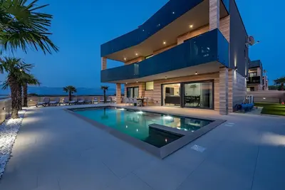 Image de Villa de luxe près de la mer et avec la piscine Privlaka, Zadar (K-23517)