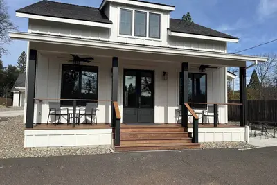 Image de Downtown Modern Farm House\n\n