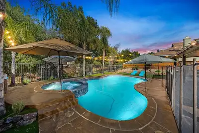 Image de Pool paradise near Temecula Wine Country w/ spa, pool table, games, pic wall