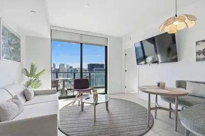 Image de Chic High-Rise | Spa & Gym Haven, Walk to Bayside