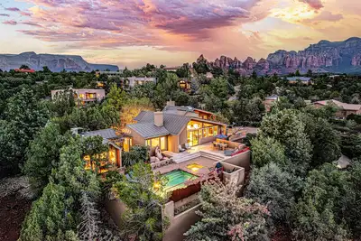 Image de Sleeps 12. Salt Water Pool & Spa. Prime Sedona Location