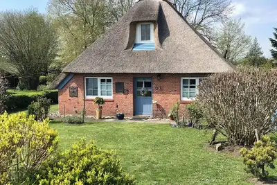 Image de GemĂĽtliches Reetdachhaus Direkt am Weser-deich mit GroĂźem Garten und Kamin