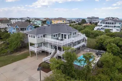 Image de Third Row in Whalehead with Pool + Spa, Sleeps 22!