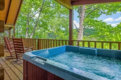 Image de Mtn views! Sleeps 6. Pool table, hot tub, hi-speed wifi, king beds, privacy