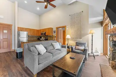 Image de Cozy Condo w/ Fireplace, Reading Nook & Private Balcony, Short Walk to Slopes