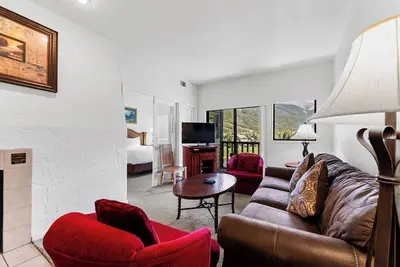 Image de Great Location in Copper's East Village w/ Balcony for Golf Course/Slope View