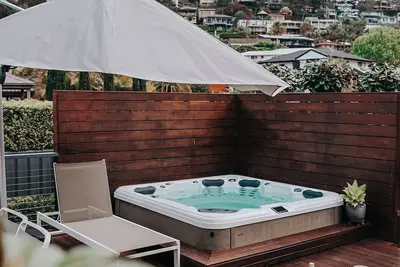 Image de Beach Cottage with Deck & Spa in Terrigal. 10min walk to beach