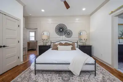 Image de Promenade on Poplar- Brand New, Beautifully Decorated Cozy 2 Bedroom w/ King Bed