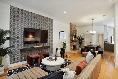 Image de Updated Townhome | Free Parking