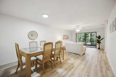 Image de 2 Bed 2 Bath Condo on Golf Course in Quiet Safe Community, 4 Miles to Beach