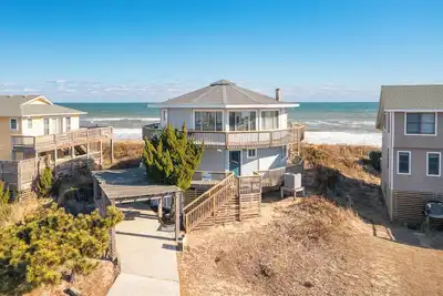 Image de Panoramic ocean views abound at this oceanfront Duck home!