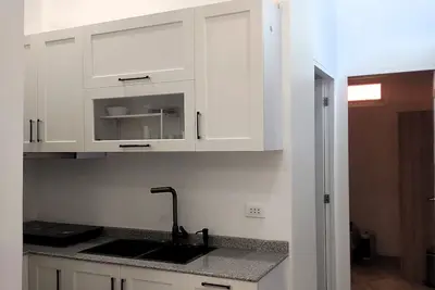 Image de New Furn 1 Br/1 Bath/Kitchen, Manila-Univ Belt, Ac, Hot water, Wifi, Netflix -u1