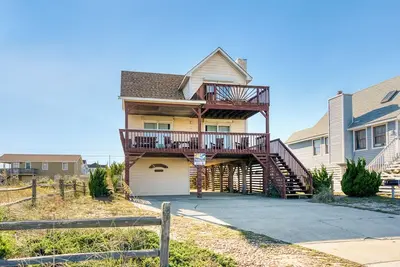 Image de Oceanside home w/ views & hot tub just 115' to the beach!