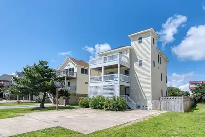 Image de Pet-friendly oceanside home w/ pool and hot tub by Sun Realty