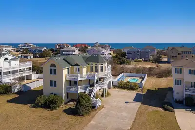Image de Pet-friendly oceanside Corolla home w/ pool and hot tub!