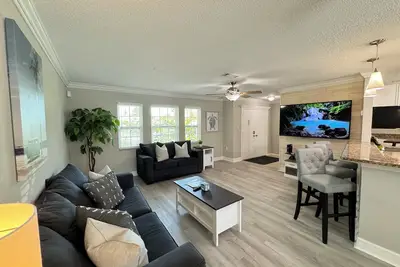 Charming 3br/2ba Venice center located, screened/heated pool