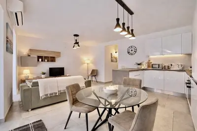 6th Floor Conveniently located Apartment