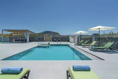 New Villa with Private Pool, Ping Pong & Bbq, 1km from the beach