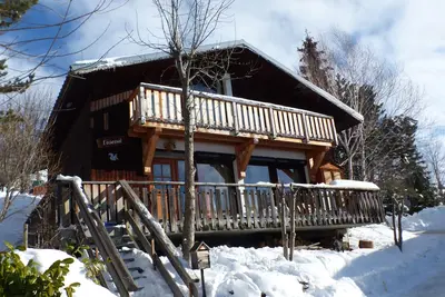 Image de magnifique chalet 12 personnes baigner de soleil ski au pied