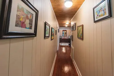 Image de Welcoming White House on Cane River. \n\n