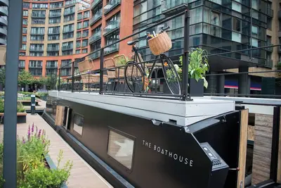 Image de Boutique boat hotel moored on the Floating Pocket Park in West London.