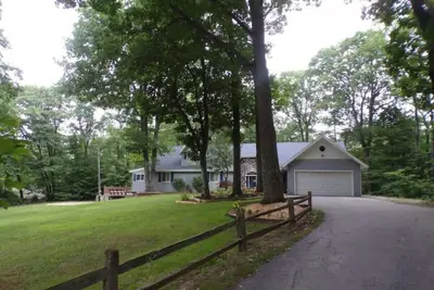Image de Peaceful Forested 5 Bdrm Near Lake sleeps up to 16