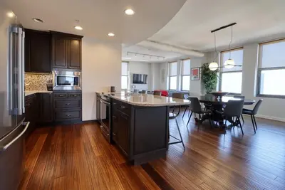 Image de Penthouse Condo | 3 King Beds | Downtown Lincoln