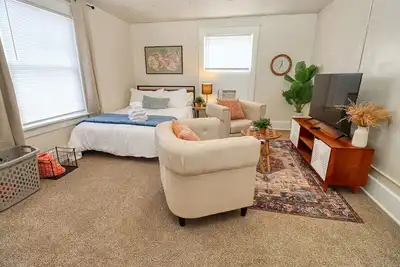 Image de Cozy Stay| Near Downtown | 4 Queen beds, Two full size pull out beds.