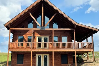 Image de Authentic Hemlock Log Cabin 4 Bedroom Ski Chalet On Lake And Next To Ski Slopes
