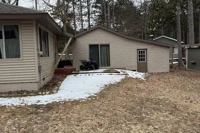Image de Charming Cottage with Ac 2 minute walk from Higgins Lake!